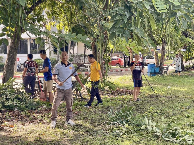 สภ.ท่าตูม ร่วมกันทำความสะอาด ปรับภูมิทัศน์ รอบบริเวณบ้านพักและรอบอาคารที่ทำการสถานี